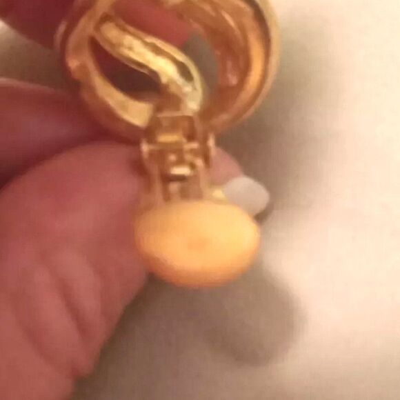 Vintage Goldtone Light Blue Glittered Swirl Clip On Earrings. - Picture 4 of 4